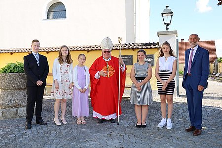 Die Firmlinge (v. l.): Tobias Minihold (Oberstrahlbach), Ines Wagner (Sallingstadt), Inge Grassinger (Sallingstadt), Anja Koppensteiner (Limbach) und Anna Seiler (Niederstrahlbach) mit Abt P. Johannes Maria Szypulsky und Bgm. Josef Schaden