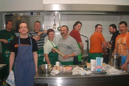 Die Hobbyköche Reinhard Spitaler, Georg Höllrigl, Manfred Klopf, Hermann Klein, Roman Schmid, Gerhard Fuchs, Heinrich Klopf und Martin Müllner mit Kursleiterin Elisabeth Steininger in der Küche des Jugendgästehauses in Sallingstadt.