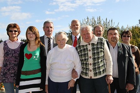 Melitta Haider, Carina Krapfenbauer, Bgm. Johann Hölzl, Leopoldine Krapfenbauer, Dr. Michael Widermann, Josef Krapfenbauer, Walter Krapfenbauer, Franz Karlinger und Hermine Krapfenbauer