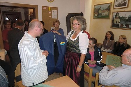 Pfarrgemeinderätin Marianne Scharitzer überreichte ein Niederösterreich-Sakko sowie ein Hemd im Namen der Pfarre Oberstrahlbach.