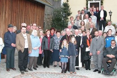 Auch die Gläubigen von Walterschlag begrüßen den hohen Besuch im Ort sehr herzlich!