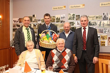 Das Geburtstagskind Josef Krapfenbauer mit seiner Gattin Leopoldine sowie mit den öffentlichen Vertretern:Vizebürgermeister Josef Schaden, GR Alexander Scheidl, Pfarrer P. Daniel Gärtner und Bgm. Johann Hölzl