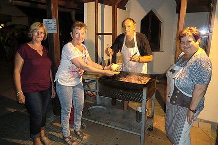 Das Team bei der Grillstatione: Hedi Kammerer, Herta Liebenauer, Ossi Kammerer und Monika Palmetzhofer