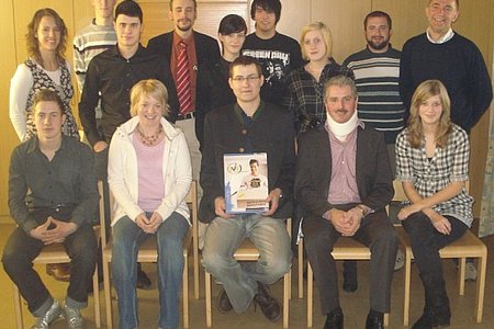 Bgm. Johann Hölzl und Bundesrätin Bettina Rausch freuten sich mit dem neuen Vorstand der JVP Sallingstadt