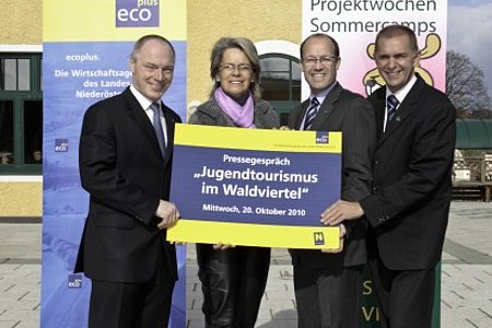 Foto (v.l.n.r.): ecoplus Geschäftsführer Mag. Helmut Miernicki, Wirtschafts- und Tourismuslandesrätin Dr. Petra Bohuslav, Geschäftsführer der Destination Waldviertel, Gerwald Hierzi, Sprecher der ARGE Jugendtourismus Waldviertel, Josef Schaden. Copyright: Thule G. Jug