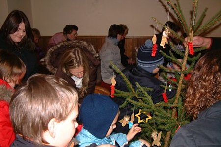 Der gebastelte Christbaumschmuck wird auf dem Christbaum gehängt