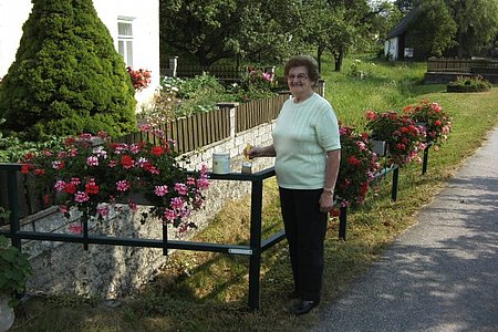 Leopoldine Jank vor dem renovierten Brückengeländer (nicht am Bild ist der gegenüberliegende Teil des Geländers)