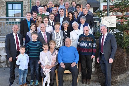 Die große Gratulantenschar beim Erinnerungsbild der gemeinsamen Geburtstagsfeier von Agnes und Karl Hipp aus Sallingstadt