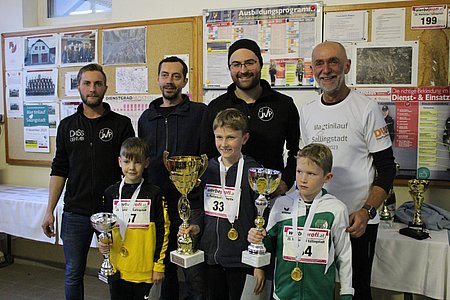 JVP-Obmann Maximilian Maierhofer, Stv. VV-Obmann Thomas Ruß, Moderator Christopher Edelmaier, Bgm. Josef Schaden mit den Siegern des Kinderlaufs Oskar Poinstingl, Michael Gaugusch und Marco Gaugusch (v. l.)