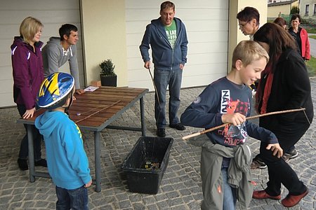 Bei der ersten Station war eine ruhige Hand gefragt, um möglichst schnell fünf "magnetische" Fische zu angeln.