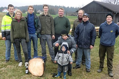 Die Vorbereitungsarbeiten für das Maibaumsetzen beginnen mit dem Holzen des Baums.