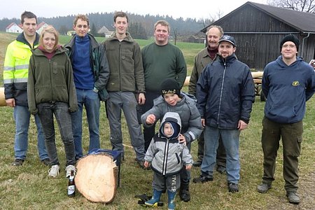 Die Vorbereitungsarbeiten für das Maibaumsetzen beginnen mit dem Holzen des Baums.