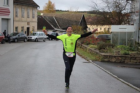 Strahlende Gesichter bei den Läufern, wenn sie die fast 10 Kilometer geschafft haben.