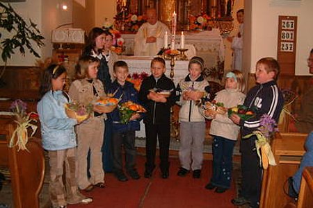 Die Erstkommunikantenkinder überbrachten die Erntegaben mit einem schönen Gedicht