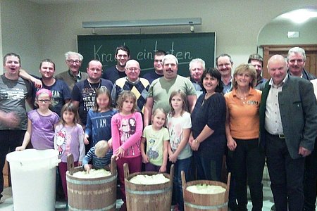 Viele waren dabei - dabei beim alljährlichen Kraut eintreten im Dorfwirtshaus