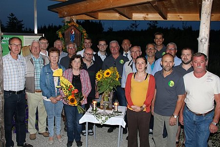 Einige Helfer und Ehrengäste stellten sich einem Erinnerungsfoto: Franz Klenn, Walter Liebenauer, Karl Poppinger, Herta Liebenauer, Obmann des VV Josef Bauer, Josef Scheidl, Monika Gretz, P. Daniel Gärtner, Kammerobmann Dietmar Hipp, Bezirksjugendobmann Christopher Edelmaier, Bürgermeister Johann Hölzl, Vizebürgermeister Josef Schaden, Ehrenobmann des VV Leopold Hölzl, Verena Gretz, FF-Kommandant Anton Hipp, GR Alexander Scheidl, Walter Gretz, Ortparteiobmann Harald Zauner, Obmann des Dorfhausvereins Harald Gretz und Franz Danzinger