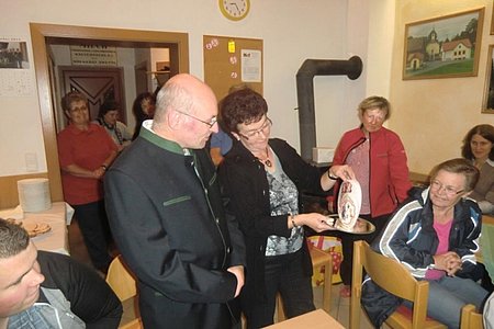 Gabriele Koller gestaltete eine Kerze, die sie im Dorfhaus Pater Daniel schenkte.