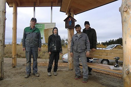 Der Bildstock ist fertig - mit soeben montierter Statue und Infotafel.