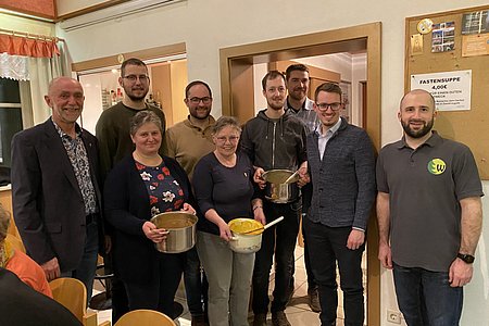 Bürgermeister Josef Schaden, VV-Obmann Markus Rabl, GR Christopher Edelmaier, Maria Danzinger, Harald Krapfenbauer, OV Alexander Scheidl, Caritas-Leiter Florian Bauer und Dorfhaus-Obmann Harald Gretz