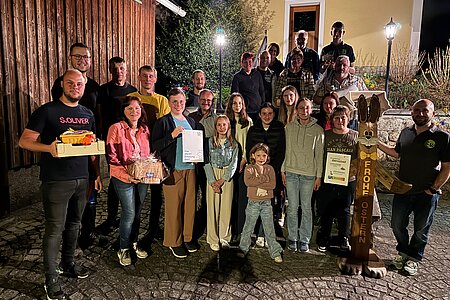 Zahlreiche "Glücksengerl" und Gewinner*innen des Eierpeckens 2025:vor der Stiege: Tobias Krenn, Markus Rabl, Gerhard Haider, Daniela Kurz, Erwin Kurz, Bernhard Krecek, Harald Krapfenbauer, Leopold Ruß, Astrid Krecek, Livia Dräger, Pia Poppinger, Lara Hölzl, Lena Poppinger, Nina Danzinger, Miriam Klein, Josef Danzinger und Dorfhaus-Obmann Harald Gretzoben auf der Stiege: Anita Weichselbaum, Wolfgang Weitzenböck, Iris Scheidl, Herta Hahn, Johann Hahn, Felix Scheidl und Harald Zauner