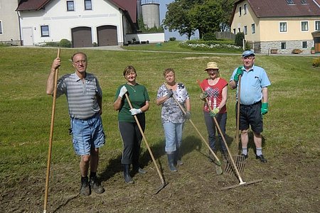 Die Helfer beim "Abrechen" der neuen Böschung (23. Mai 2014): Franz Klenn, Hedi Kammerer, Herta Klenn, Herta Liebenauer und Walter Liebenauer