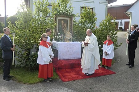 Der dritte Alter vor dem Hause Hipp