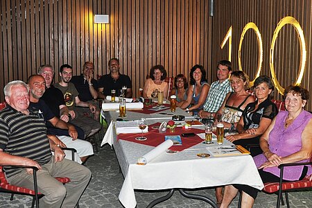 Das Arbeitsteam SOKO 100&nbsp; (v.l.) mit&nbsp; Fritz Poinstingl, Josef Schaden, Josef Bauer, Thomas Russ, Gerhard Hipp, Anton Hipp, Herfriede Konkolits, Silvia Maierhofer, Manuela Haider, Alexander Scheidl, Gabi Walter, Roswitha Schaden und Elfriede Reuberger organisierte das Jubiläumsjahr (nicht am Bild:&nbsp; Karin Böhm, Harald Gretz und Walter Gretz, , Franz Karlinger, Markus Rabl, Wolfgang Weitzenböck, Bernhard Kaufmann und Christine Krecek.