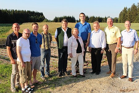 Vizebürgermeister Josef Schaden, Pater Daniel Gärtner, Ortsvorsteher Andreas Dum, Polier Johann Haghofer (Firma Strabag), Projektleiter Rainer Hetzenberger (Firma Hydro-Ingenieure), Nationalratsabgeordnete Angela Fichtinger, AWG-Obmann Markus Rabl, Landtagsabgeordneter Franz Mold, Bürgermeister Johann Hölzl, Bezirkshauptmann-Stellvertreter Josef Schnabl