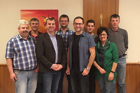 Der neue Vorstand mit Ehrengästen: Harald Zauner, Gerald Knödlstorfer, Dietmar Hipp, Bernhard Kaufmann, Christopher Edelmaier, Stefan Wally, Maria Hipp und Gerhard Haider (v. l.)