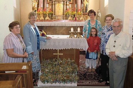 Die Helfer beim Fertigen der Kräuter-Sträußchen: Rosa Lang, Helene Scheidl, Gabriele Goldnagl, Marie Scheidl, Leopoldine Jank und Franz HöllriglNicht am Bild: Rosa Höllrigl, Herta Liebenauer und Herta Klenn