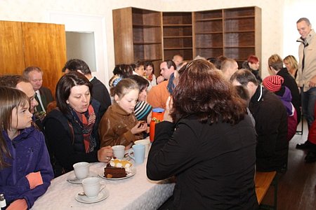 Rege Unterhaltung beim anschließenden Pfarrkaffee