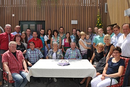 Anna Müllner (Bildmitte) feierte im Kreise der Familie mit Bgm. Johann Hölzl und Vbgm. Josef Schaden (stehend v. l.) ihren 70er.