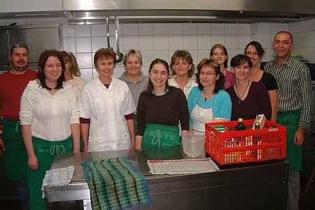 Regional, saisonal und biologisch waren die Lebensmittel die beim Kochkurs "Gesunde leichte Wohlfühlküche" von Harald Zauner, Ingrid Krenn, Edith Strohmeier, Kursleiterin Mag. Ingrid Holzer,  Marina Weiß, Alexandra Pregartbauer, Roswitha Schaden, Daniela Kurz, Maria Hipp, Manuela Schmalzbauer, Daniela Hipp und Josef Schaden verkocht wurden.