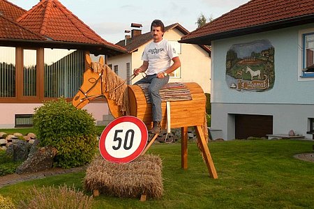 Gerhard Kalch auf seinem Holzpferd