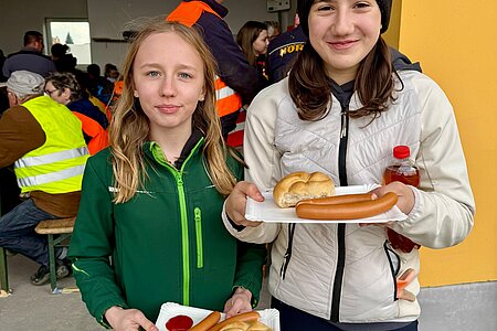 Astrid Krecek und Lara Hölzl haben sich eine Jause verdient.