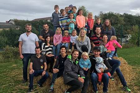 Ein Gruppenfoto mit vielen Kindern, einigen Eltern, und auch zahlreiche Helfer stellten sich einem Foto.