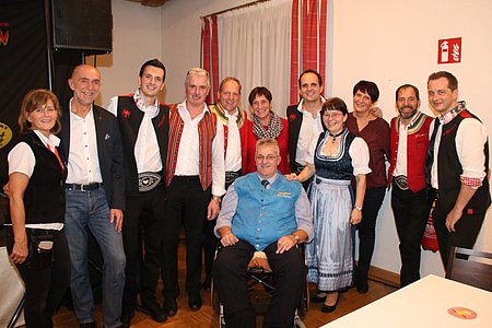 Wirtin Roswitha Schaden, Vizebürgermeister Josef Schaden, Michael Spitaler, Bürgermeister Johann Hölzl, Gerhard Spitaler, Anita Hölzl, Georg Spitaler, Elfriede Krapfenbauer, Leopoldine Rathbauer, Werner Spitaler und Daniel Gruber, vorne Organisator Josef Krapfenbauer