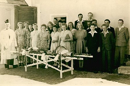 Die Segnung des neuen Turmkreuzes der Kapelle Walterschlag im Jahre 1951. Am Bild sind der damalige Pfarrer P. Nivard Binder und zahlreiche Jugendliche des Ortes zu sehen.