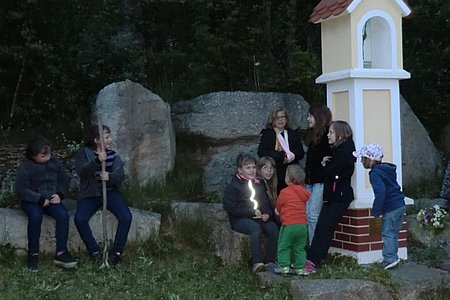 Der "Überraschungs-Kinderchor" sang beim Jakobi-Marterl.