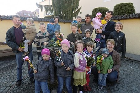 Zahlreiche Kinder der Pfarre Sallingstadt mit ihren Palmbesen