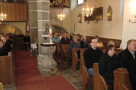 Viele sind zeitig aufgestanden und schon zur feierlichen Messe gekommen.