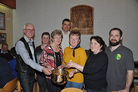 Caritas-Werkstättenleiter Franz Trappl, Kassierin Angelika Klenn, Helene Scheidl, Gemeinderat Alexander Scheidl, Herta Liebenauer, Monika Gretz und Dorfhaus-Obmann Harald GretzFoto: NÖN Zwettl