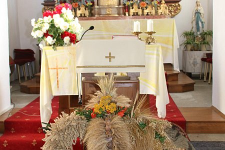 Die Erntekrone fand in der Kirche ihren Platz