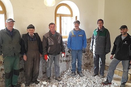 Die ersten Arbeiten: Ausräumen und alten Putz abschlagen.Walter Liebenauer, Engelbert Klenn, Franz Danzinger, Gerhard und Franz Klenn sowie Mesner Walter Gretz