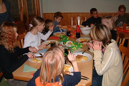 Für die Kinder gab es Pommes und Beilagen im DWH