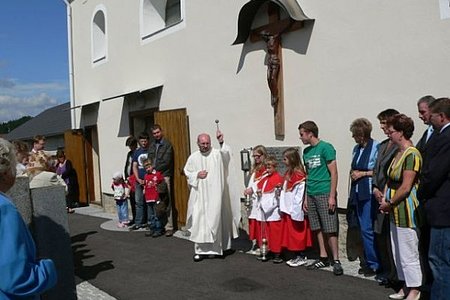 P. Daniel Gärtner segnet den neuen Friedhofs- und Kirchenzugang