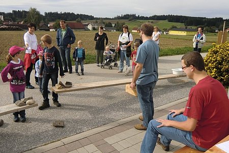 Eine Wippe war bei der 3. Station zu finden. Der Fisch wollte im Gleichgewicht sein, wobei die Kinder ihm dabei helfen mussten.