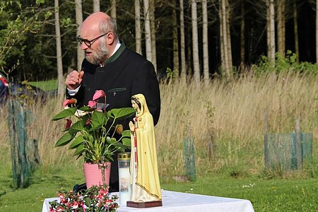 P. Daniel Gärtner hielt die Maiandacht in Walterschlag bei der Bernhard-Oase