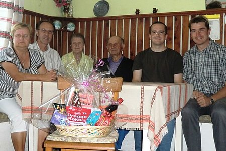 Geburtstagsrunde im Haus Klenn: Schwiegertochter Herta Klenn, Sohn Franz Klenn, Jubilarin Hildegard Klenn, Gatte Engelbert Klenn, OV Georg Höllrigl und GR Alexander Scheidl