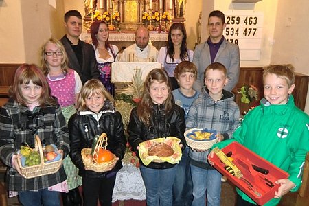 1. Reihe: Die Volksschulkinder mit den Erntegaben: Michelle Breiteneder, Jessica Fitzinger, Vanessa Koppensteiner, Lukas Holzmüller und Paul Scheidl2. Reihe: Die Ministranten Teresa und Maximilian Maierhofer3. Reihe: Die Träger der Erntekrone mit dem Pfarrer: Michael Hipp, Sandra Bauer, P. Daniel Gärtner, Ina Böhm und Matthias Hipp